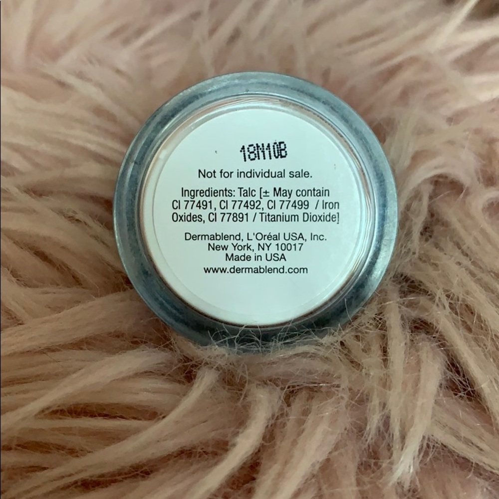 Dermablend Translucent Loose Setting Powder - Picture 2 of 3